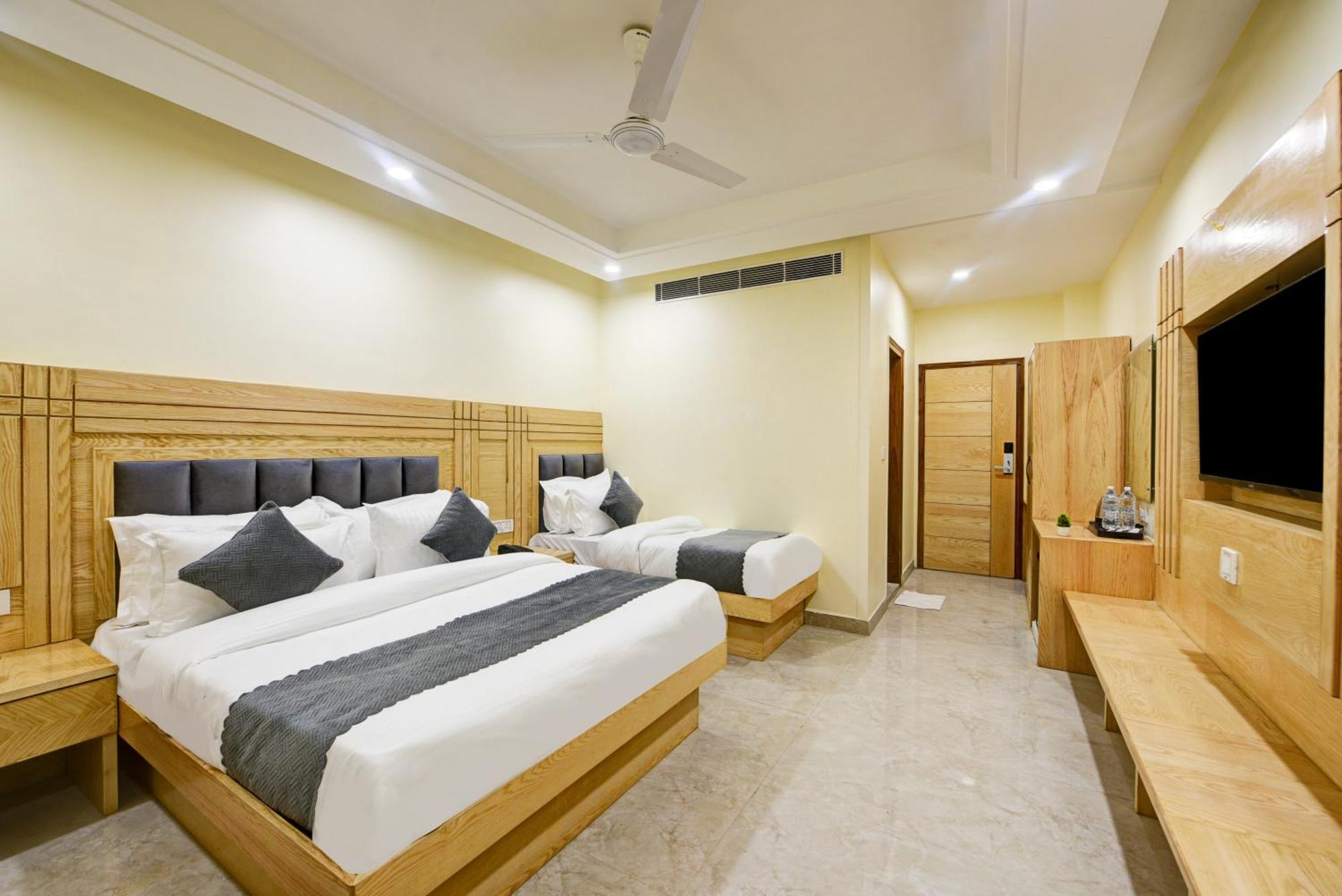 Guru Preet - Just A Min Away From Railway Station & Connaught Place New Delhi