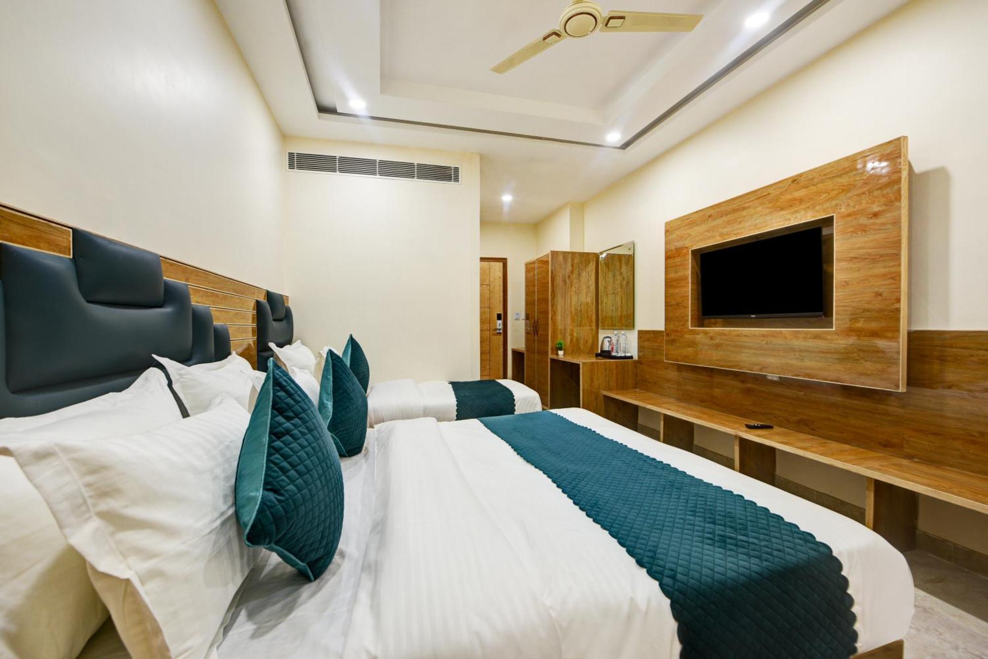 Hotel Guru Preet - Just A Min Away From Railway Station & Connaught Place 4*