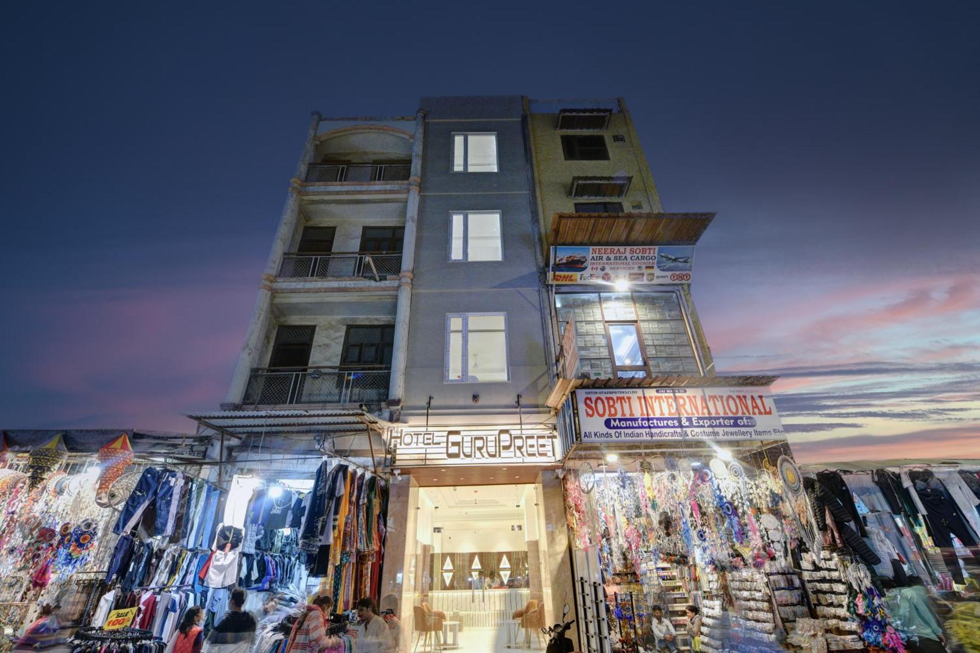 Guru Preet - Just A Min Away From Railway Station & Connaught Place 4*