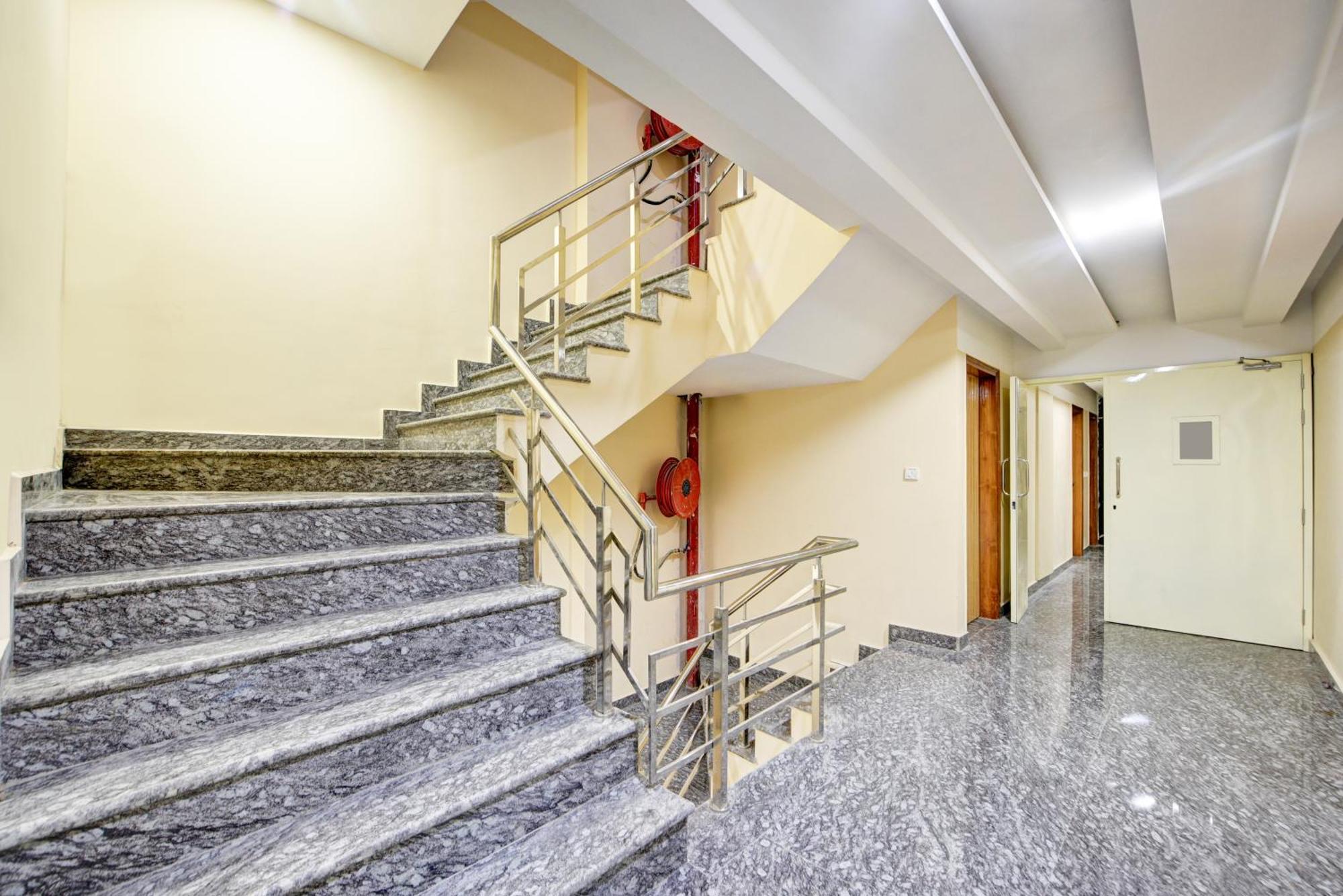 Hotel Guru Preet - Just A Min Away From Railway Station & Connaught Place 4*