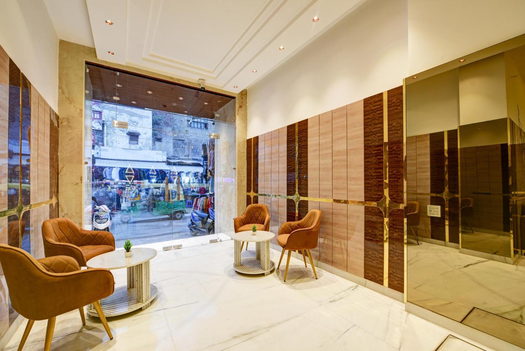 Guru Preet - Just A Min Away From Railway Station & Connaught Place 4*