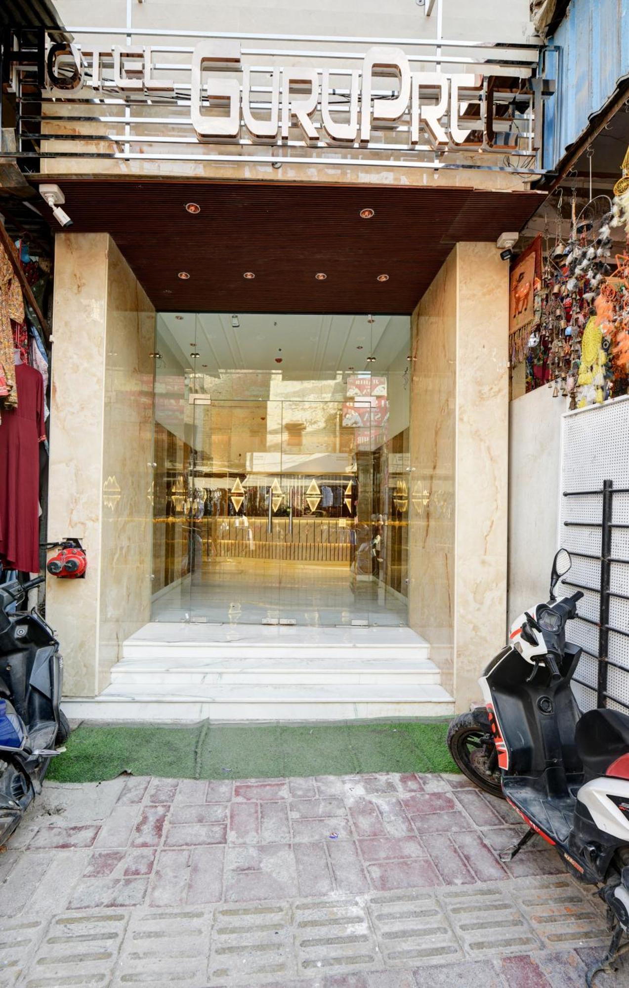 Guru Preet - Just A Min Away From Railway Station & Connaught Place 4*
