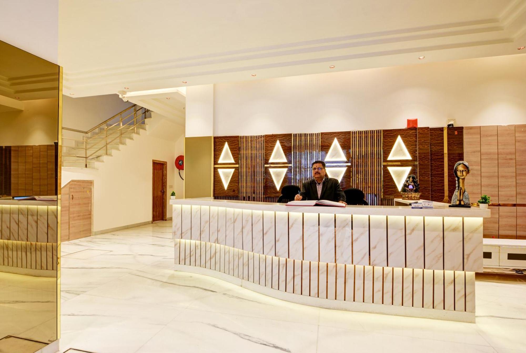 Guru Preet - Just A Min Away From Railway Station & Connaught Place 4*
