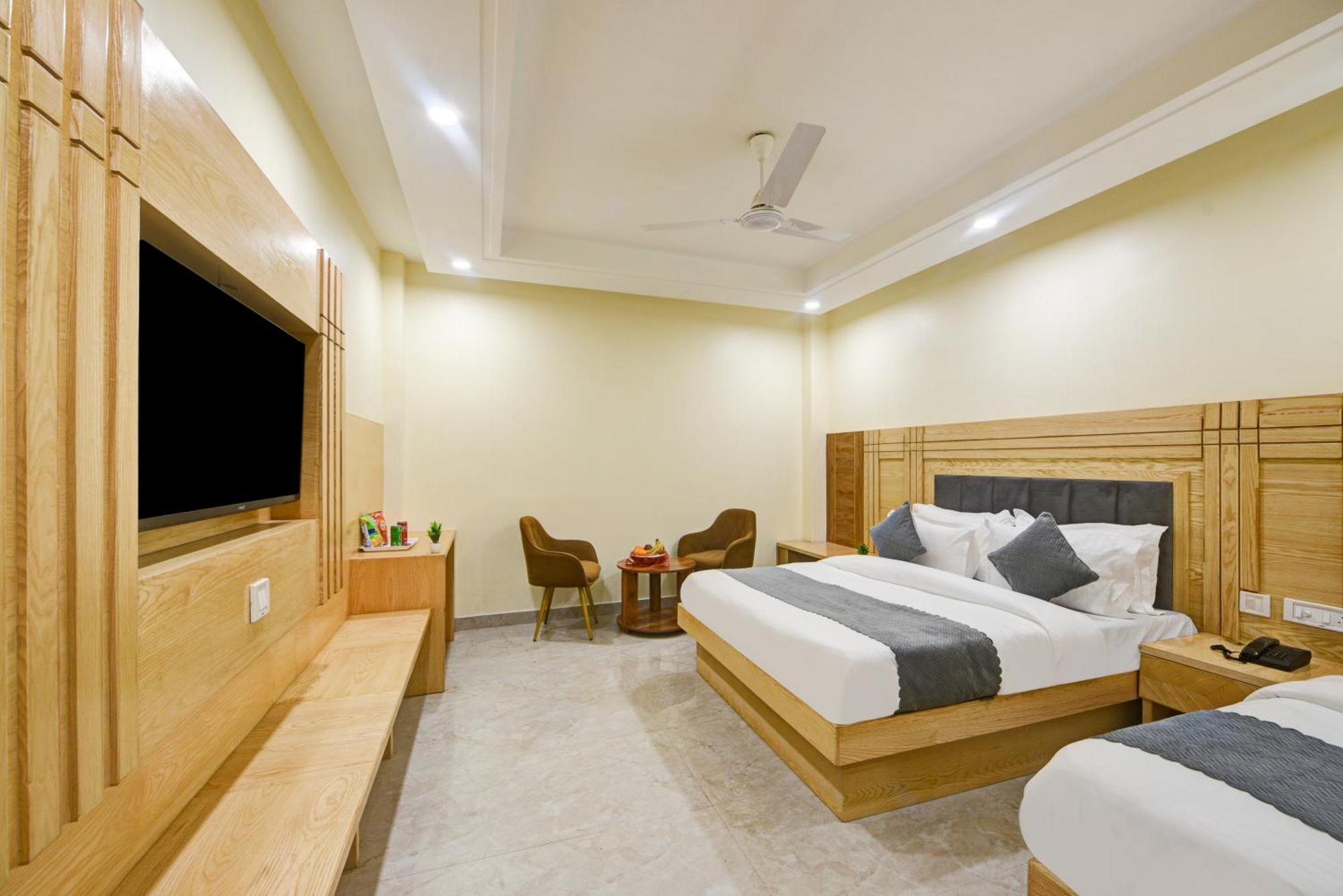 Guru Preet - Just A Min Away From Railway Station & Connaught Place 4*