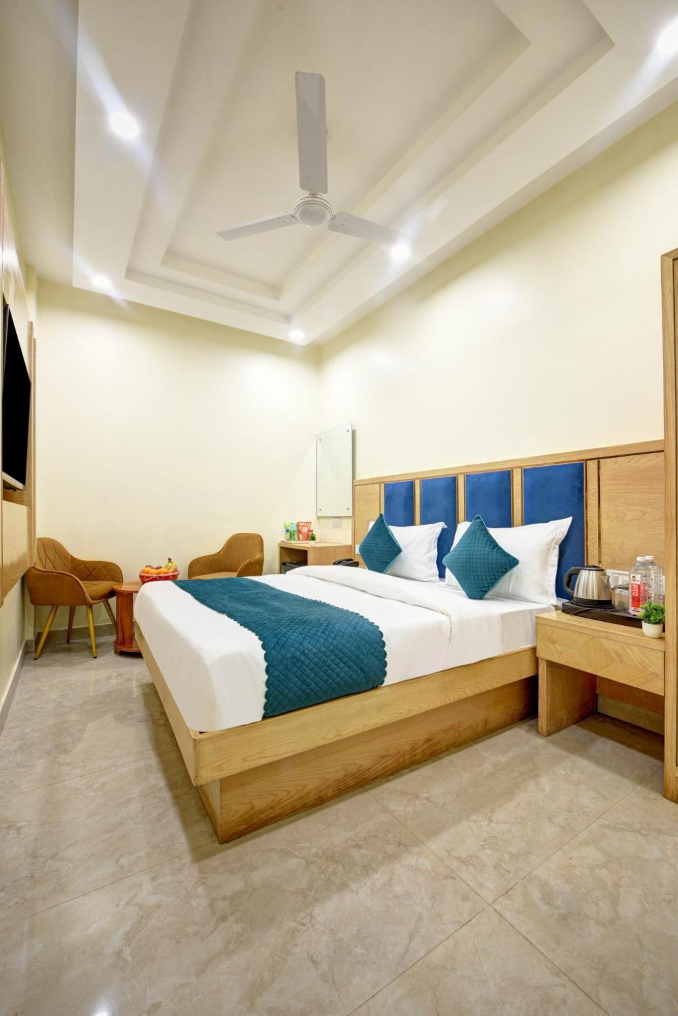 Guru Preet - Just A Min Away From Railway Station & Connaught Place 4*