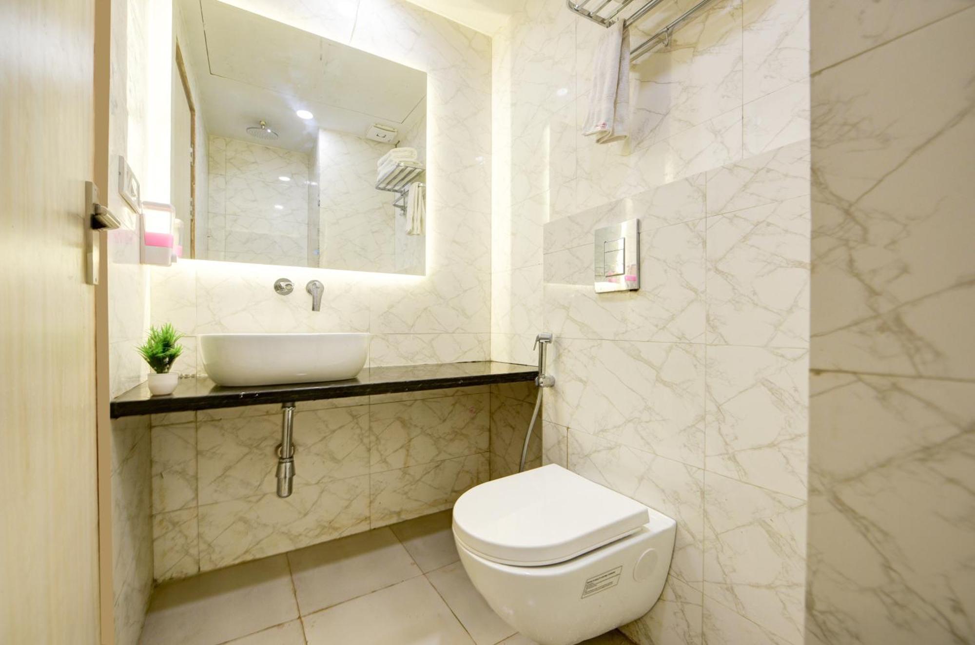 Guru Preet - Just A Min Away From Railway Station & Connaught Place New Delhi