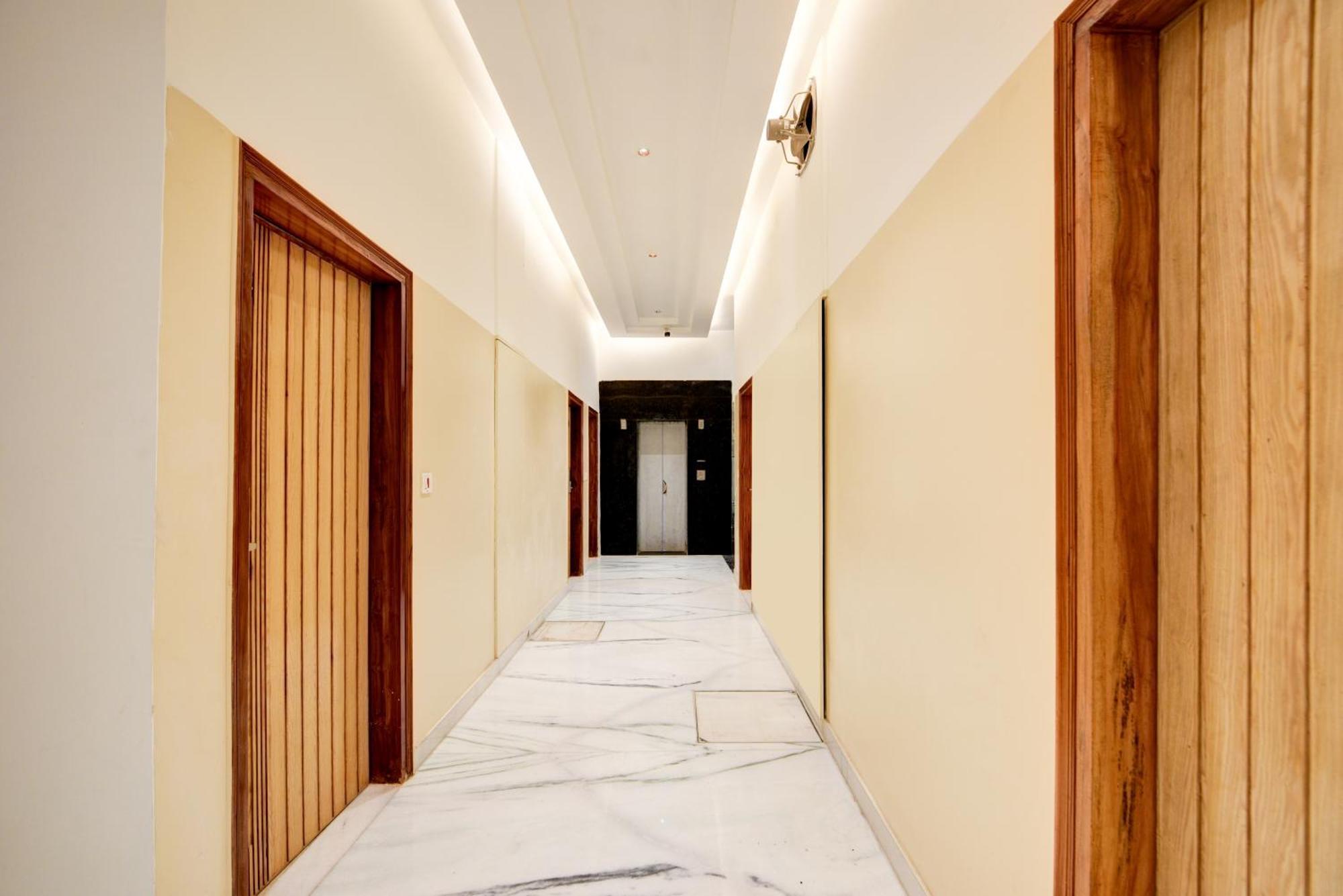 Hotel Guru Preet - Just A Min Away From Railway Station & Connaught Place 4*